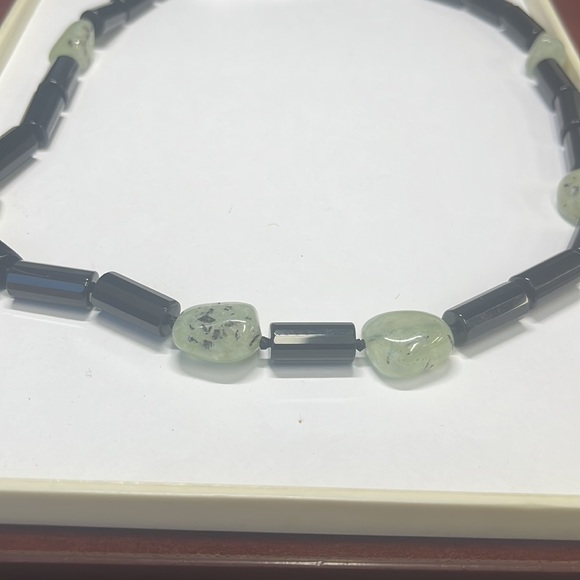 27’’ Onix Prehrite Jade Clasp Necklace - Picture 2 of 3